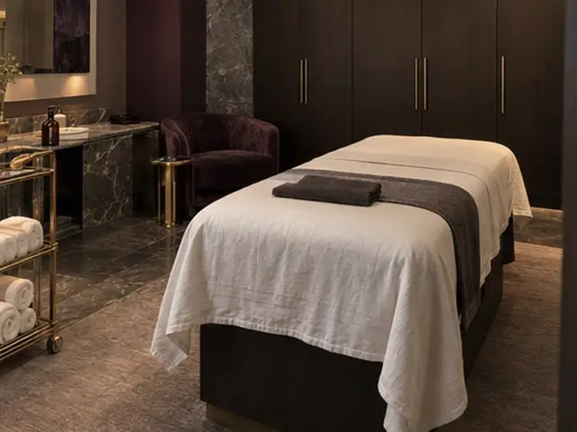 Koyu ahşap dolaplı odada hazırlanmış masaj masası — Ortaköy, Masaj Salonun