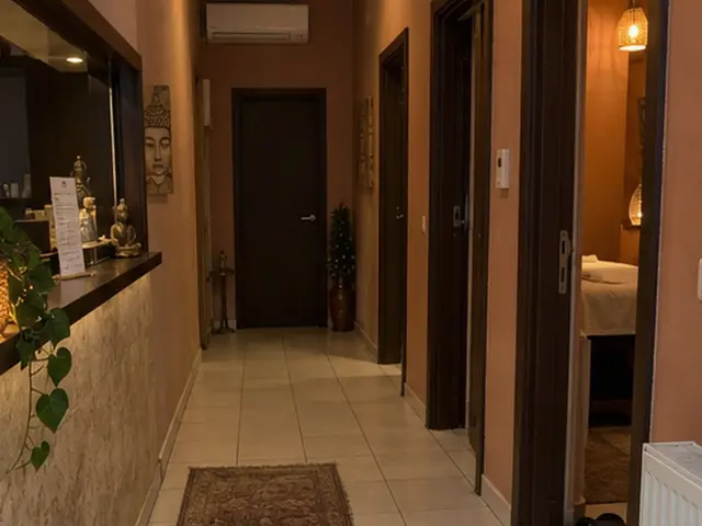 Fayans zeminli, halılı salon koridoru — Ortaköy, Masaj Salonun